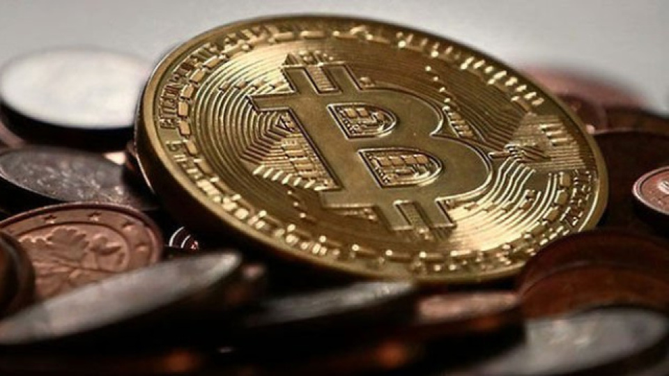 Bitcoin Slides Below Key Levels as ETF Outflows and Market Anxiety Weigh on Crypto