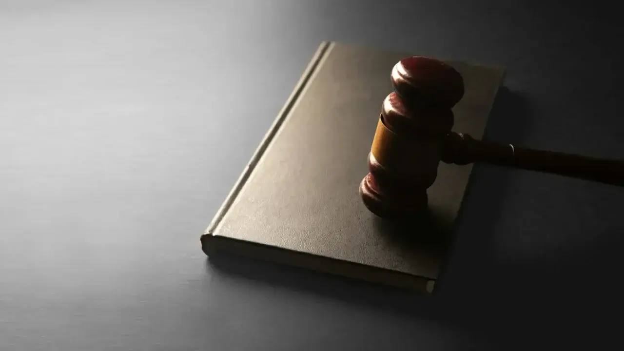 Wooden gavel on a law book, illustrating insurance regulation and insurer insolvency proceedings
