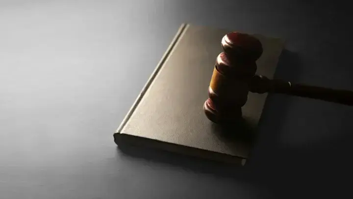 Wooden gavel on a law book, illustrating insurance regulation and insurer insolvency proceedings