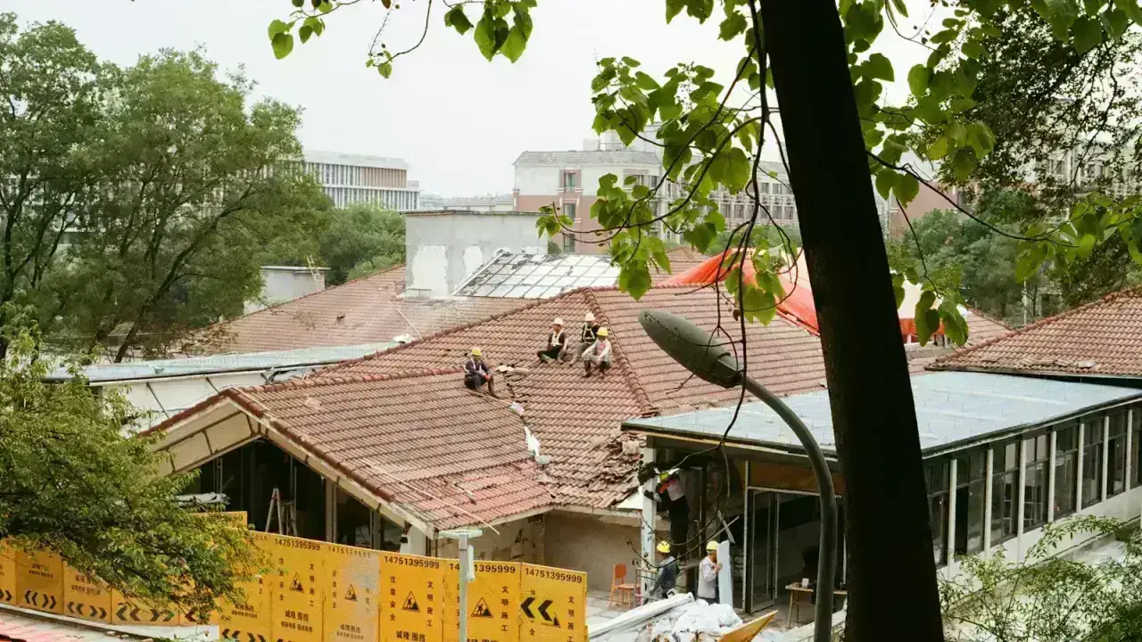 Workers repairing a damaged residential roof, illustrating a homeowners insurance appraisal and amount-of-loss dispute
